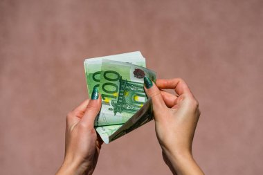 Avro parasını tutmak ve göstermek ya da para vermek. Kablo