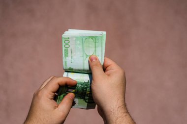 Avro parasını tutmak ve göstermek ya da para vermek. Kablo