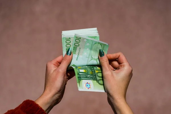 Aparejo de mano sosteniendo y mostrando dinero en euros o dando dinero. Wor. — Foto de Stock