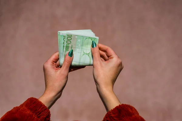 Aparejo de mano sosteniendo y mostrando dinero en euros o dando dinero. Wor. — Foto de Stock