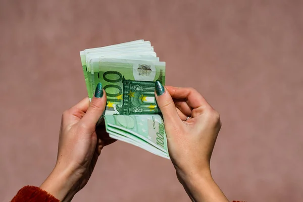 Hand couting houden en tonen euro geld of het geven van geld. Wor — Stockfoto