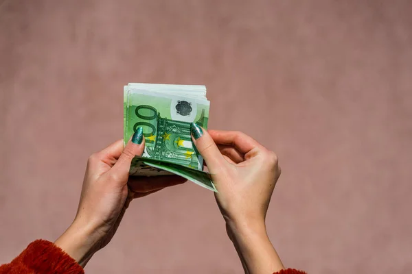 Aparejo de mano sosteniendo y mostrando dinero en euros o dando dinero. Wor. — Foto de Stock