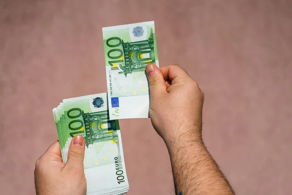 Hand halten und Euro-Geld zeigen oder Geld geben. Weltgeld — Stockfoto