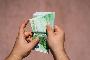 Avro parasını tutmak ve göstermek ya da para vermek. Kablo
