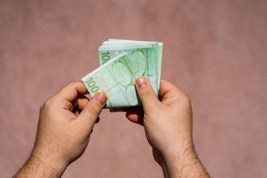 Avro parasını tutmak ve göstermek ya da para vermek. Kablo