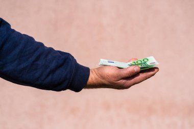 Sıkı çalışan el ele tutuşma ve para alma. Dünya parası