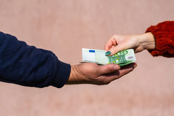 Hand geven geld zoals omkoping of tips of salaris geïsoleerd, hard wo — Stockfoto