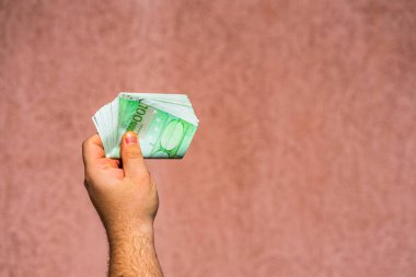 Avro parasını gösteren ya da rüşvet vermek gibi el ele tutuşmalar.