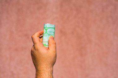 Avro parasını gösteren ya da rüşvet vermek gibi el ele tutuşmalar.