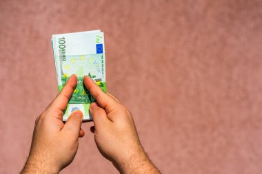 El ele tutuşup para göstermek ya da para vermek. Dünya parası