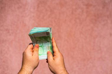 Avro parasını tutmak ve göstermek ya da para vermek. Kablo