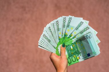 Avro parası ya da para verme hayranıyla el ele tutuşmak. Vay canına.
