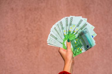 Avro parası ya da para verme hayranıyla el ele tutuşmak. Vay canına.