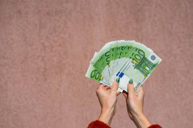 Avro parası ya da para verme hayranıyla el ele tutuşmak. Vay canına.