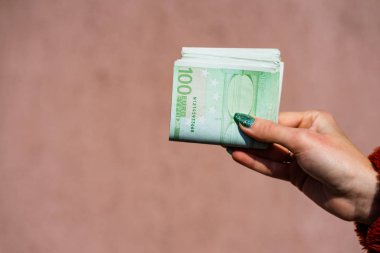 El ele tutuşup para göstermek ya da para vermek. Dünya parası