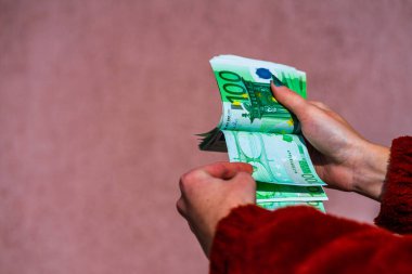 Avro parasını tutmak ve göstermek ya da para vermek. Kablo