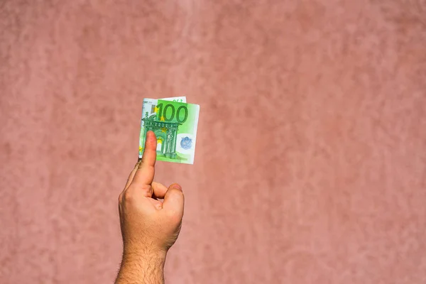 Hand halten und Euro-Geld zeigen oder Geld geben. Weltgeld — Stockfoto