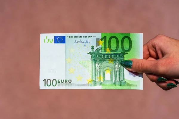 Mano in mano e mostrando denaro in euro o dando denaro. Denaro mondiale — Foto Stock