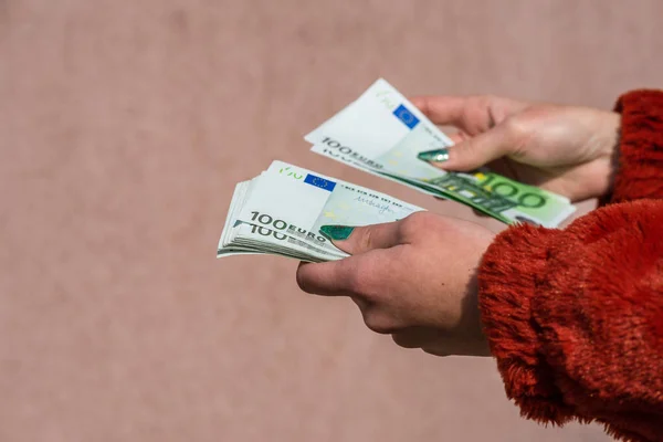 手握和显示欧元货币或给予货币。世界货币 — 图库照片