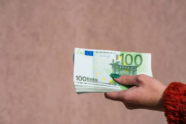 手握和显示欧元货币或给予货币。世界货币 — 图库照片