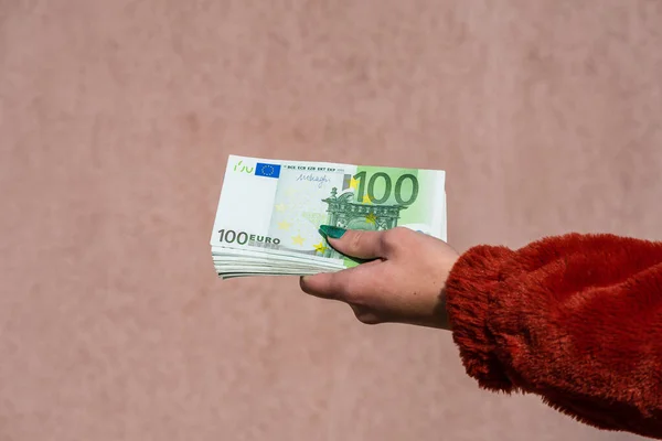 Hand houden en tonen van eurogeld of geld geven. Wereldgeld — Stockfoto