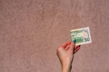 Dolarları gösteren, bahşiş, maaş gibi para veren ya da alan el ele tutuşmalar. 50 dolar banknot, Amerikan doları para birimleri kopya alanı ile izole edilmiş..