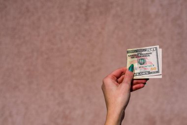Dolarları gösteren, bahşiş, maaş gibi para veren ya da alan el ele tutuşmalar. 50 dolar banknot, Amerikan doları para birimleri kopya alanı ile izole edilmiş..