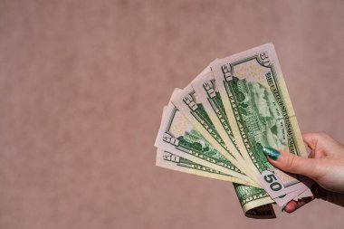Dolarları gösteren, bahşiş, maaş gibi para veren ya da alan el ele tutuşmalar. 50 dolar banknot, Amerikan doları para birimleri kopya alanı ile izole edilmiş..