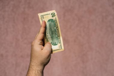 Dolarları gösteren, bahşiş, maaş gibi para veren ya da alan el ele tutuşmalar. 10 dolar banknot, Amerikan Doları para birimleri kopya alanı ile izole..