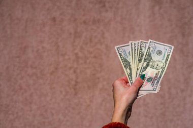 Dolarları gösteren, bahşiş, maaş gibi para veren ya da alan el ele tutuşmalar. 50 dolar banknot, Amerikan doları para birimleri kopya alanı ile izole edilmiş..