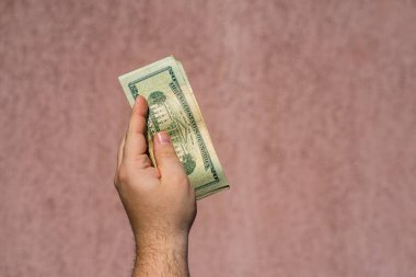 Dolarları gösteren, bahşiş, maaş gibi para veren ya da alan el ele tutuşmalar. 20 dolar banknotlar, Amerikan doları para birimleri kopya alanı ile izole..