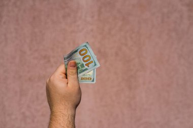 Dolarları gösteren, bahşiş, maaş gibi para veren ya da alan el ele tutuşmalar. 100 dolar banknot, Amerikan doları para birimi kopya alanı ile izole edilmiş..