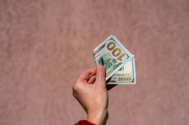 Dolarları gösteren, bahşiş, maaş gibi para veren ya da alan el ele tutuşmalar. 100 dolar banknot, Amerikan doları para birimi kopya alanı ile izole edilmiş..