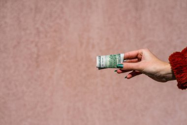 Dolarları gösteren, bahşiş, maaş gibi para veren ya da alan el ele tutuşmalar. 100 dolar banknot, Amerikan doları para birimi kopya alanı ile izole edilmiş..