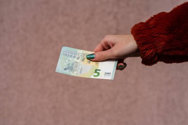 Avro parasını gösteren ve bahşiş, maaş gibi para veren ya da alan el ele tutuşmalar. 5 Avro banknotları izole edildi. Zengin iş adamları kavramı, para biriktirmek ya da harcamak.