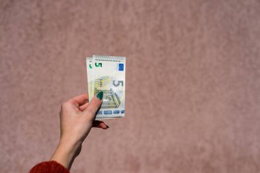 Avro parasını gösteren ve bahşiş, maaş gibi para veren ya da alan el ele tutuşmalar. 5 Avro banknotları izole edildi. Zengin iş adamları kavramı, para biriktirmek ya da harcamak.