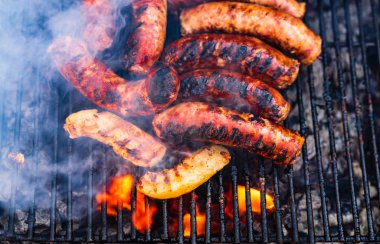Kömür mangalında ızgara domuz eti ve sosis. Lezzetli barbekü, yemek konsepti, ızgaradaki yemek ve ızgaradaki yemeğin ayrıntıları.