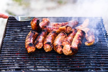 Kömür mangalında ızgara domuz eti ve sosis. Lezzetli barbekü, yemek konsepti, ızgaradaki yemek ve ızgaradaki yemeğin ayrıntıları.