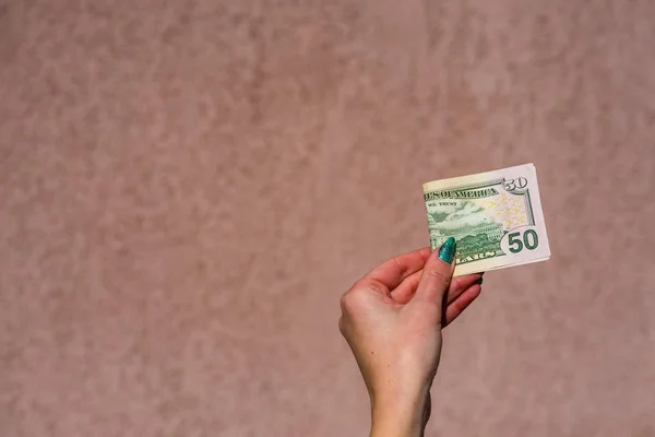 Χέρι Κρατώντας Δείχνει Δολάρια Χρήματα Και Δίνοντας Λαμβάνοντας Χρήματα Όπως — Φωτογραφία Αρχείου