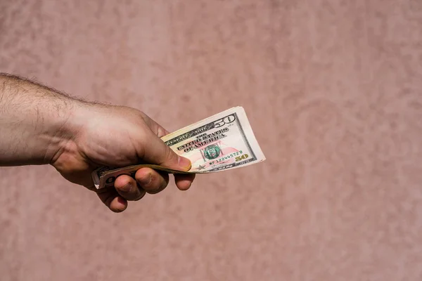 Dolarları gösteren, bahşiş, maaş gibi para veren ya da alan el ele tutuşmalar. 50 dolar banknot, Amerikan doları para birimleri kopya alanı ile izole edilmiş..