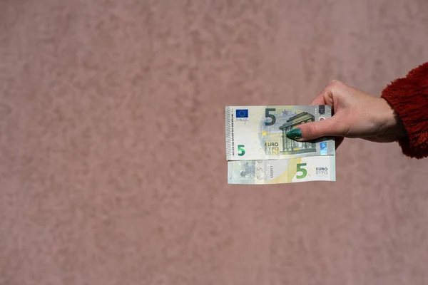 手握显示欧元货币和给予或接受像小费 工资的钱 5欧元现钞与欧元隔离 富商人的概念 存钱或花钱 — 图库照片