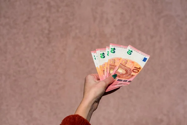 手握和展示一个欧元钱的粉丝或给钱 10欧元现钞与欧元隔离 富商人的概念 存钱或花钱 — 图库照片