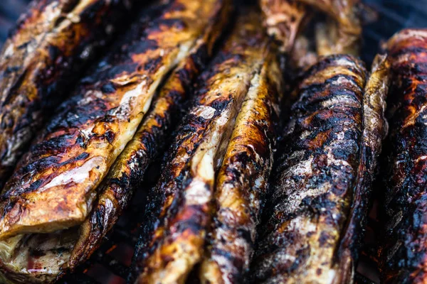Poisson Grillé Avec Fumée Sur Barbecue Charbon Bois Fermer Les — Photo