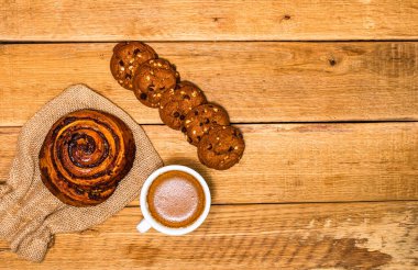 Tahta masada taze puf böreği. Kahve, yemek ve kahvaltı konsepti. Tatlılar, taze hamur işleri, bisküviler ve kahve. Üst görünüm ve kopyalama alanı