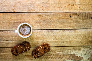 Tahta masada taze bisküviler. Kahve, yemek ve kahvaltı konsepti. Tatlılar, taze hamur işleri ve kahve. Üst görünüm ve kopyalama alanı