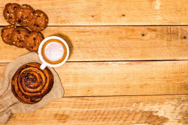Tahta masada taze puf böreği. Kahve, yemek ve kahvaltı konsepti. Tatlılar, taze hamur işleri, bisküviler ve kahve. Üst görünüm ve kopyalama alanı
