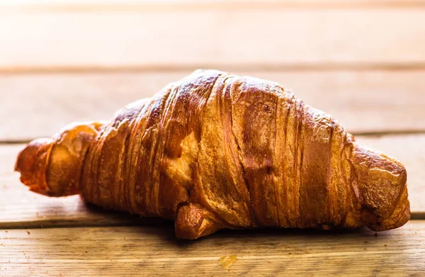 Detail Čerstvého Croissantu Dřevěném Stole Jídlo Snídaně Horní Pohled Místo — Stock fotografie