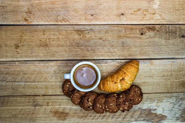 Färsk Croissant Smördeg Och Kex Träbord Kaffe Mat Och Frukost — Stockfoto