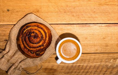 Tahta masada taze puf böreği. Kahve, yemek ve kahvaltı konsepti. Tatlılar, taze hamur işleri, bisküviler ve kahve. Üst görünüm ve kopyalama alanı
