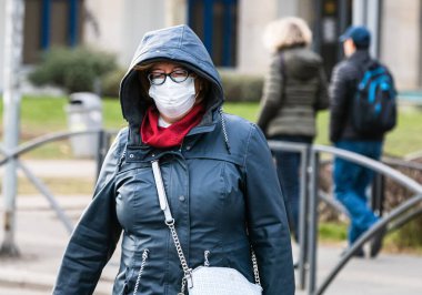 Covid-19 grip virüsü Avrupa 'da yayılıyor. Coronavirüs, grip virüsleri ve hastalıklara karşı maske takan insanlar. Sağlık sigortası konsepti. Bükreş, Romanya, 2020 'de kamusal alanlarda yüzü cerrahi maske takan bir kadın